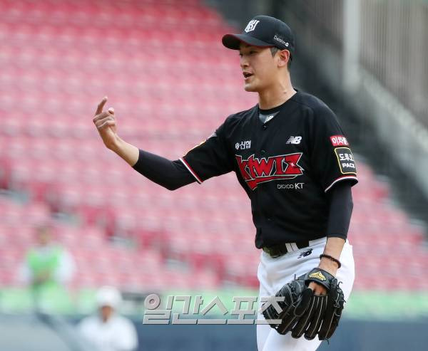 2023 KBO 프로야구 두산베어스와 kt위즈의 경기가 6일 오후 서울 잠실야구장에서 열렸다. 2회말 2사 2루 고영표가 장승현을 삼진으로 잡아내고 있다. 잠실=김민규 기자 mgkim1@edaily.co.kr