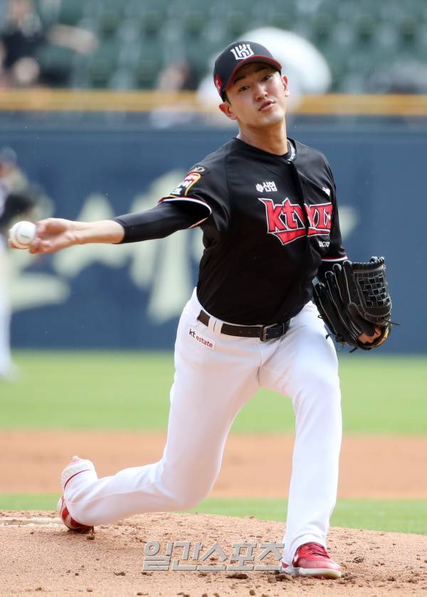 2023 KBO 프로야구 두산베어스와 kt위즈의 경기가 6일 오후 서울 잠실야구장에서 열렸다. kt 선발 고영표가 등판해 공을 던지고 있다. 잠실=김민규 기자 mgkim1@edaily.co.kr