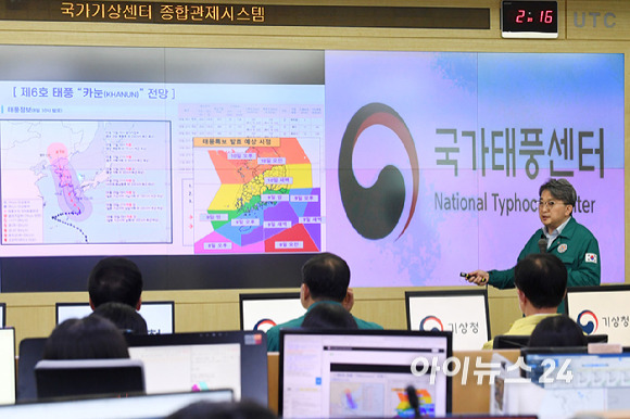 김기현 국민의힘 당대표가 8일 오전 서울 동작구 기상청을 방문해 제6호 태풍 카눈(KHANUN) 대비 현황 보고를 받고 있다. [사진=공동취재단]