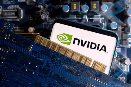 엔비디아 로고가 찍힌 NVIDIA 로고가 표시된 스마트폰이 컴퓨터 마더보드에 올려져 있다. 로이터=연합뉴스