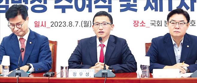 정우성 국민의힘 과학기술특별위원회 위원장(가운데)이 7일 국회에서 열린 특위 첫 회의에서 첫머리 발언을 하고 있다.  김병언 기자