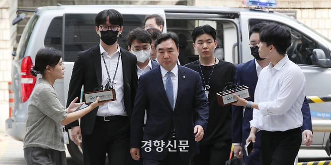 2021년 더불어민주당 전당대회 돈 봉투 의혹에 관여한 혐의로 구속영장이 청구된 윤관석 무소속 의원이 지난 4일 서울 서초구 서울중앙지법에서 열린 영장실질심사(구속 전 피의자심문)에 출석하고 있다. 권도현 기자