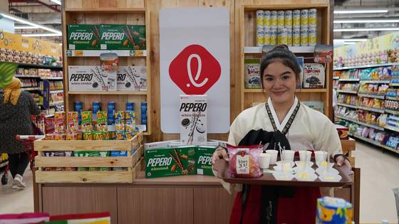 Lotte Mart ran a promotional campaign in Indonesia for Korean food products including apples from Cheongsong, North Gyeongsang, in May. [LOTTE MART]