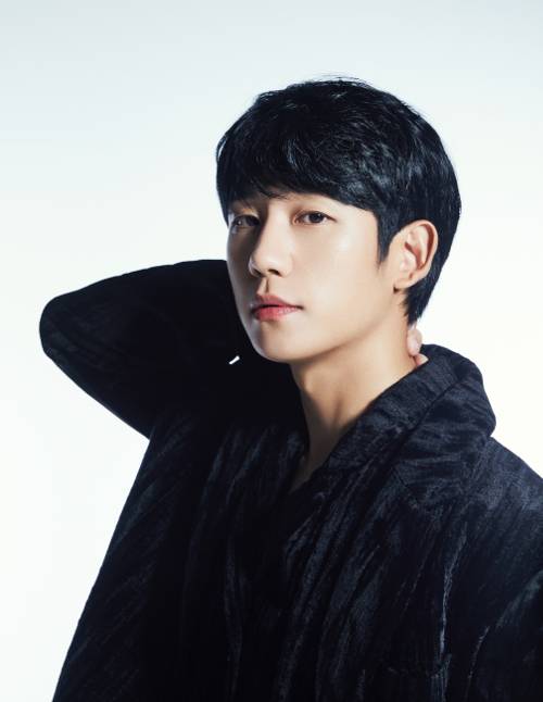 넷플릭스 시리즈 ‘D.P’에서 육군 103사단 헌병대 탈영병 체포조 안준호 역을 맡은 배우 정해인이 포즈를 취하고 있다. 넷플릭스 제공