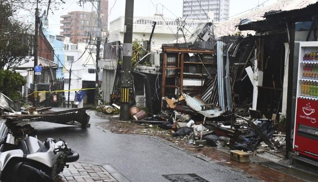 태풍 '카눈' 영향으로 초토화된 일본 오키나와현의 거리. AP연합뉴스