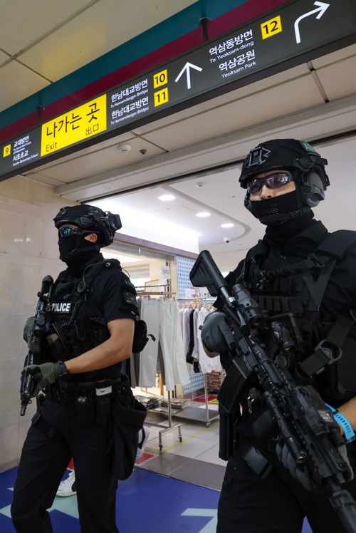 지난 6일 오후 서울 강남역 지하쇼핑센터에서 경찰특공대원들이 순찰하고 있다. [연합뉴스]