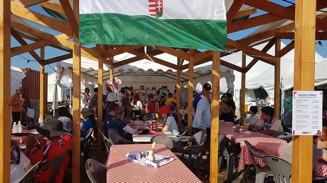 헝가리 푸드하우스는 5일 늦은 오후에도 음식을 먹고 있는 손님들로 붐볐다./사진 =유동주 기자