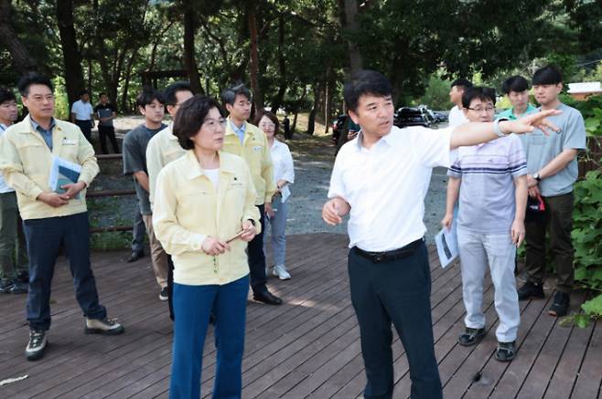 김보라 안성시장은 폭염 중대본 2단계 최초 가동됨에 따라 8일 관내 양계 농장을 방문하여 폭염 피해 예방시설 등을 점검하고, 폭염 및 열대야가 장기간 지속됨에 따른 축산농가의 어려움을 청취했다. / 사진제공=안성시