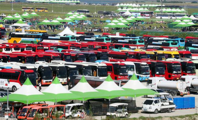 버스 동원 철수 8일 오전 ‘2023 새만금 세계스카우트 잼버리’ 야영장을 떠나 전국 8개 시·도로 이동하는 참가 대원들을 태우기 위한 버스 1000여 대가 전북 부안군 야영장 대형 주차장에 집결해 있다.   연합뉴스