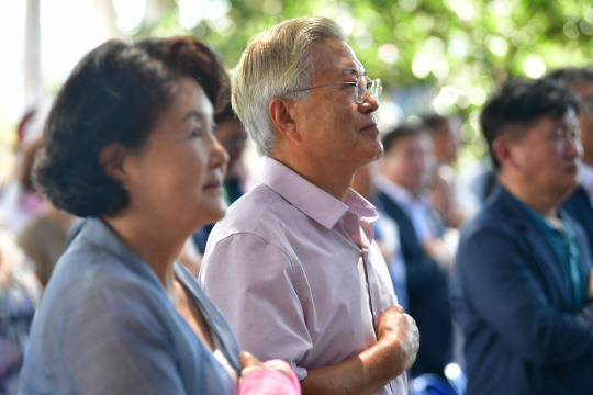 문재인 전 대통령과 김정숙 여사가 8일 오전 전남 구례군 양정마을에서 열린 ‘섬진강 수해 극복 3주년 생명 위령제’에 참석해 국민의례를 하고 있다. 뉴시스