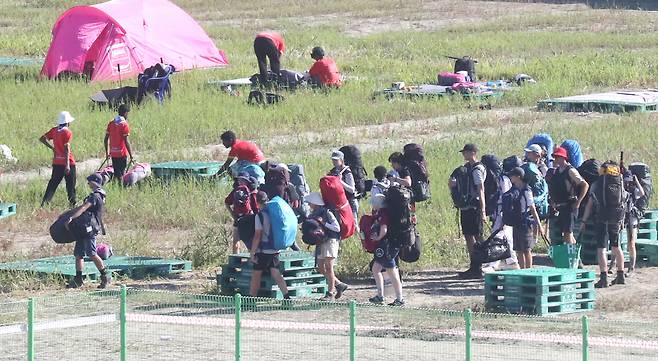 2023 새만금 세계스카우트 잼버리 대원들이 8일 전북 부안군 잼버리 현장을 떠나거나 짐을 꾸리 있다. [연합]