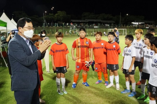 주낙영 경주시장이 지난해 열린 화랑대기 축구대회를 직접 찾아 선수들을 격려하고 있다.[경주시 제공]