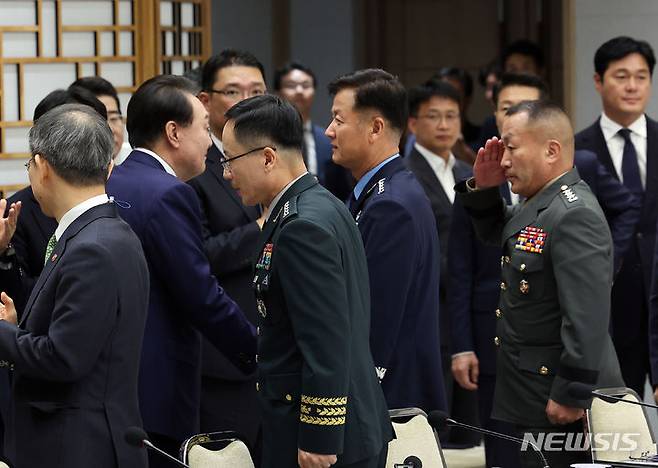 [서울=뉴시스] 홍효식 기자 = 윤석열 대통령이 8일 서울 용산 대통령실 청사에서 열린 국방혁신위원회 제2차 회의에 입장하며 김계환(오른쪽) 해병대사령관에게 거수경례를 받고 있다. (대통령실통신사진기자단) 2023.08.08. yesphoto@newsis.com