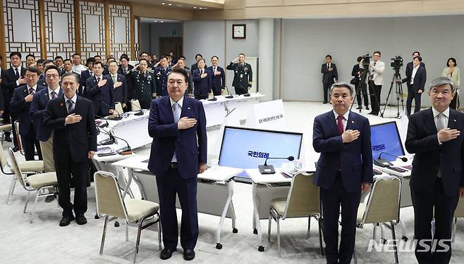 [서울=뉴시스] 홍효식 기자 = 윤석열 대통령이 8일 서울 용산 대통령실 청사에서 열린 국방혁신위원회 제2차 회의에서 국기에 대한 경례를 하고 있다. (대통령실통신사진기자단) 2023.08.08. yesphoto@newsis.com