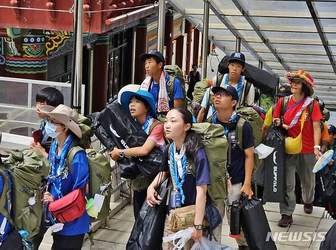 [단양=뉴시스] 이도근 기자= 전북 새만금 야영지에서 철수한 세계스카우트잼버리 일본 대원들이 8일 오후 충북 단양 구인사에 도착해 광명전 숙소로 향하고 있다. 2023.8.8. nulha@newsis.com