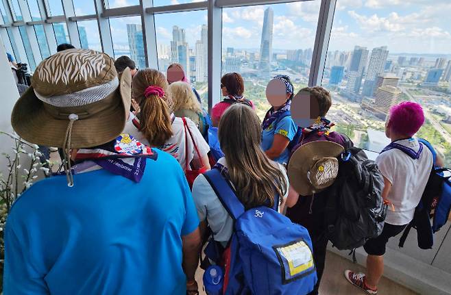 2023 새만금 세계 스카우트 잼버리에서 퇴영해 인천 호텔에서 머무는 영국 스카우트 대원들이 8일 오후 인천 송도국제도시 G타워 전망대에서 바깥 풍경을 보고 있다. 연합뉴스