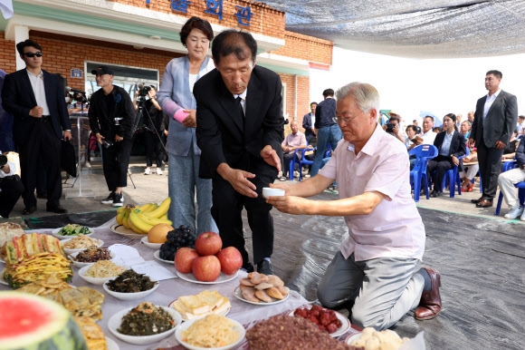 문재인 전 대통령과 부인 김정숙 여사가 8일 오전 전남 구례군 구례읍 양정마을에서 열린 ‘섬진강 수해 극복 3주년 생명 위령제’에 참석해 수해에 희생된 소를 기리고 있다. 2023.8.8 연합뉴스