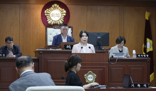 공개로 사과하는 배태숙 중구 의원 (대구=연합뉴스) 윤관식 기자 = 7일 오전 대구 중구의회 제291회 임시회 본회의에서 배태숙 중구의원이 공개 사과를 하고 있다. 2023.8.7