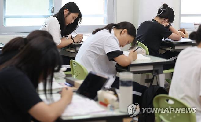 수능 100일 앞으로…고3 집중 (창원=연합뉴스) 김동민 기자 = 2024학년도 대학수학능력시험(수능)이 100일 앞으로 다가온 8일 오후 경남 창원시 마산합포구 마산여자고등학교 3학년이 자율 학습하고 있다.
    올해 수능은 오는 11월 16일 시행한다. 2023.8.8 image@yna.co.kr