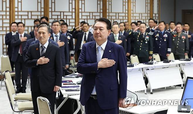 국기에 경례하는 윤석열 대통령 (서울=연합뉴스) 임헌정 기자 = 윤석열 대통령이 8일 서울 용산 대통령실 청사에서 열린 국방혁신위원회 2차 회의에서 국기에 경례하고 있다. 2023.8.8 kane@yna.co.kr