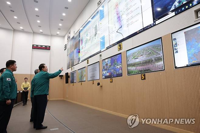 윤석열 대통령, 태풍 '카눈' 대비 긴급 점검 (서울=연합뉴스) 진성철 기자 = 윤석열 대통령이 8일 서울 용산 대통령실 국가위기관리센터에서 태풍 '카눈'에 대한 대비 현황을 긴급 점검하고 있다. 2023.8.8  [대통령실 제공. 재판매 및 DB 금지] zjin@yna.co.kr