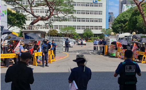전국 도심복합사업 반대 연합회가 9일 오전 10시 LH 서울지역본부 앞에서 사업 철회를 요구하는 대규모 집회를 열었다. (사진=도심복합사업 반대 연합회)