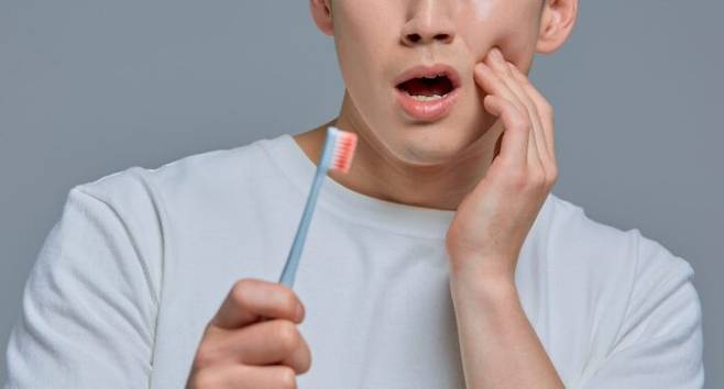 충치가 있다면 태풍이나 비가 오기 전에 치료하는 것을 추천한다. 충치로 인한 신경 통증이 더욱 심해질 수 있기 때문이다. [사진=게티이미지뱅크]