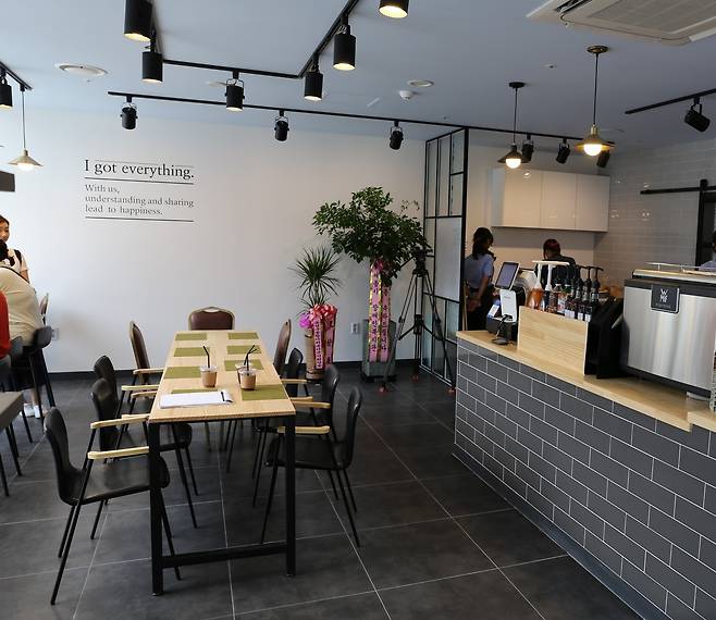 중증장애인 채용 카페인 '아이갓에브리씽(I got everything)' 정부세종청사점의 모습(한국장애인개발원 제공)/뉴스1