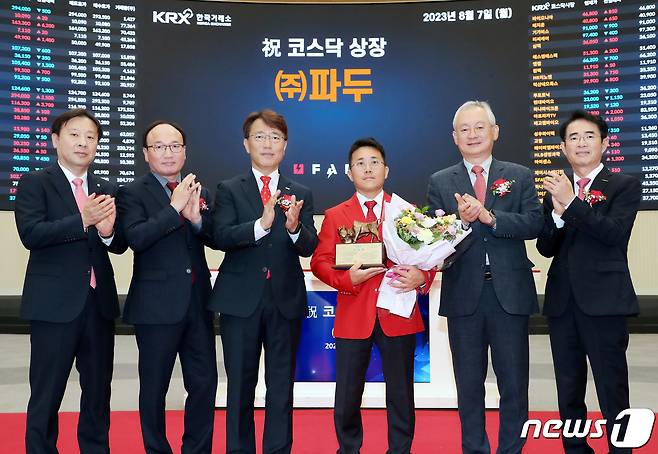 7일 오전 서울 영등포구 한국거래소에서 열린 '파두 코스닥시장 상장기념식'에서 유도석 한국IR협의회 상무(왼쪽부터), 강왕락 코스닥협회 부회장, 이부연 한국거래소 코스닥시장본부장보, 이지효 파두 대표이사, 정영채 NH투자증권 대표이사, 배영규 한국투자증권 IB그룹장이 기념촬영을 하고 있다. (한국거래소 제공) 2023.8.7/뉴스1