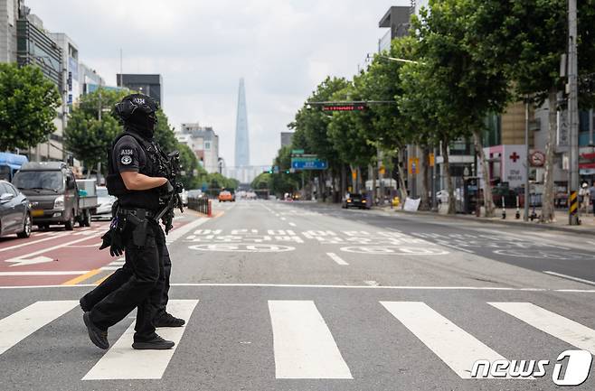 서울 대치동의 한 학원 인근에서 경찰특공대원들이 순찰하고 있다. 2023.8.6/뉴스1 ⓒ News1 이재명 기자