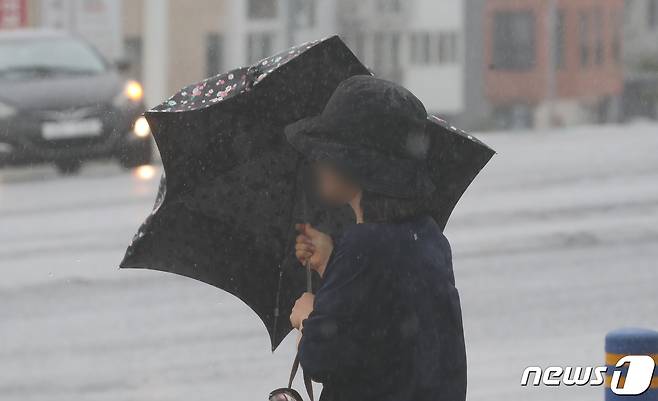 제6호 태풍 카눈이 북상 중인 9일 오전 제주시 아라동에서 시민들이 우산을 쓰고 발걸음을 재촉하고 있다. 태풍 카눈은 10일 오전 2시쯤 서귀포 동쪽 약 170㎞ 부근 해상을 지나면서 제주도에 가장 근접할 것으로 예상되고 있다. 2023.8.9/뉴스1 ⓒ News1 오현지 기자