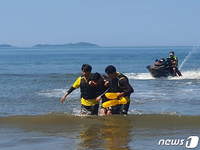 익수자 발견 시 레스큐튜브 투척, 수상오토바이 운용을 통한 익수자 구조 모습.(태안해안국립공원 제공)/뉴스1