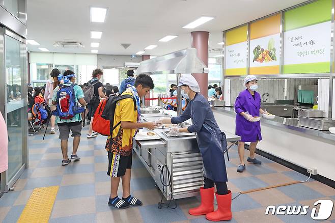 9일 전북 임실군 관촌면 청소년수련원에서 '제25회 세계스카우트 잼버리' 대원들이 아침 식사를 하고 있다. 지난 8일 전북 임실군 청소년수련관으로 이동한 에콰도르119명, 남태평양 피지9명의 스카우트 대원들은 부안과 임실 119안전체험관에서 남은 일정을 소화할 예정이다. (임실군청 제공) 2023.8.9/뉴스1