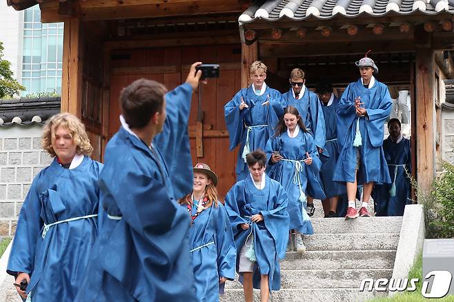 조선시대 관복 '단령'으로 갈아입은 스위스 스카우트 대원들이 9일 오전 서울 종로구 성균관 문묘로 향하고 있다. 2023.8.9/뉴스1 ⓒ News1 민경석 기자