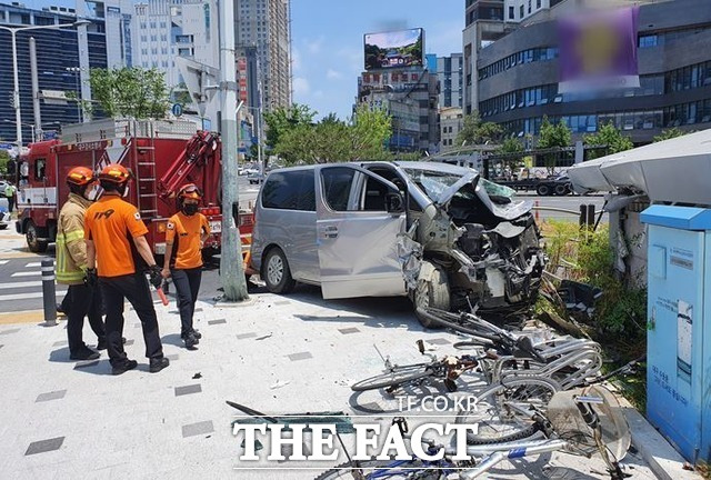 대구 달서구 감삼동 죽전역 2번 출구 앞 도로를 달리던 승합차가 인도로 돌진해 보행자와 자전거보관소를 충돌하는 사고가 발생했다. /대구소방안전본부 제공