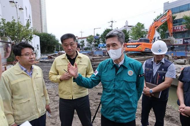 9일 대신동 학산천 대형공사장을 방문해 안전조치 점검하고 철저한 관리를 지시하는 이강덕 포항시장.