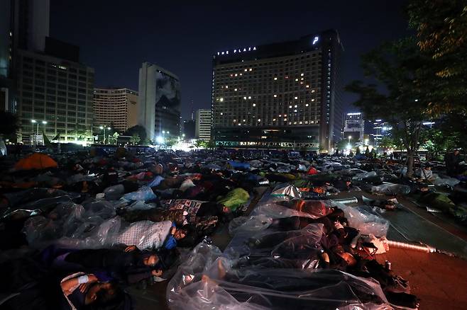 지난 5월 17일 오전 서울 중구 시청 서울광장에서 민주노총 건설노조 조합원들이 노숙을 하고 있다./뉴시스