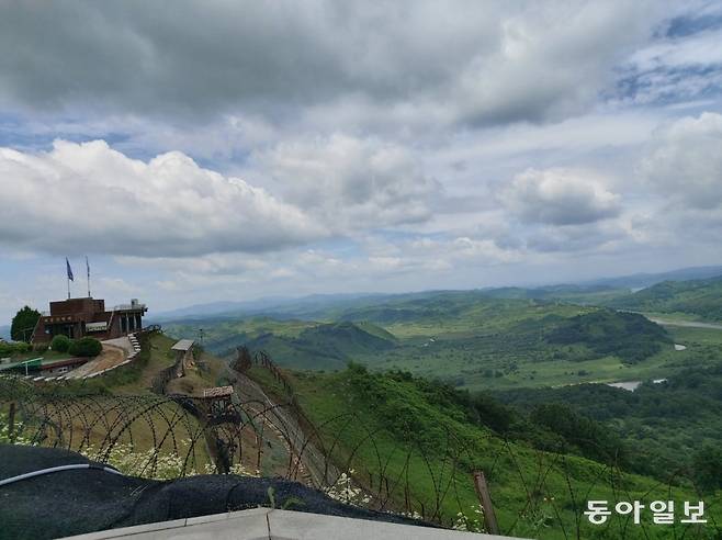 경기 연천의 최전방 포스트인 태풍전망대. 철책 너머 임진강 건너편에 베티고지가 있다. 연천 = 구자룡 기자