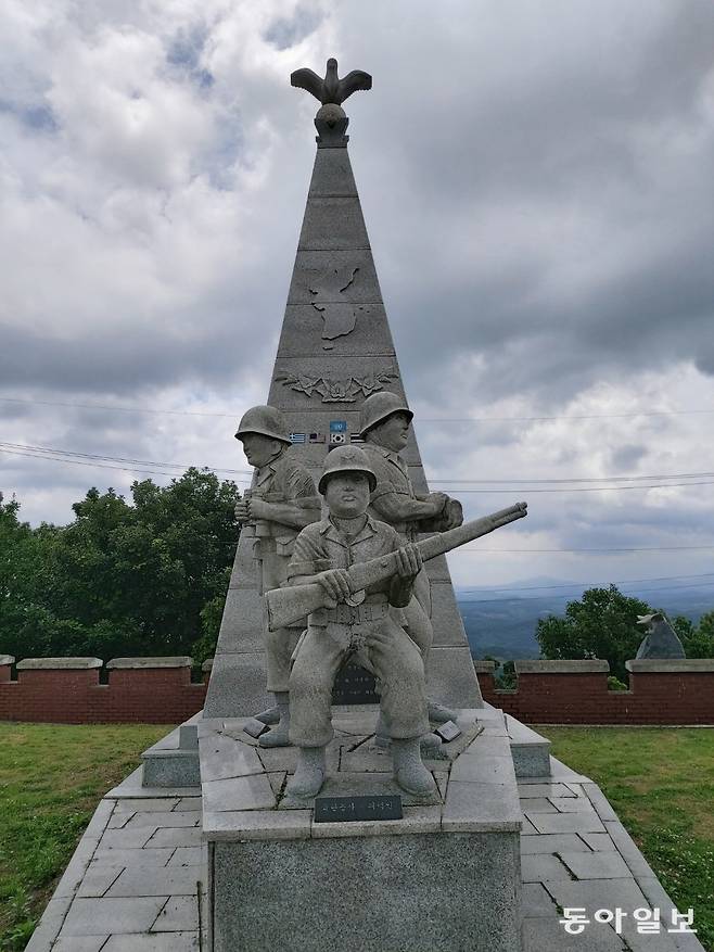 경기도 연천 태풍전망대의 베티고지  참전용사 충용탑.  탑의 3명의 용사는 전투에서 생존한 장병들이다.  연천 = 구자룡 기자
