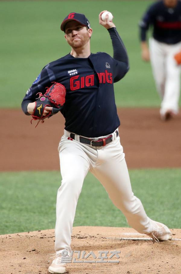 2023 KBO 프로야구 키움히어로즈와 롯데자이언츠의 경기가 8일 서울 고척스카이돔에서 열렸다. 롯데 선발 반즈가 등판해 공을 던지고 있다. 고척=김민규 기자 