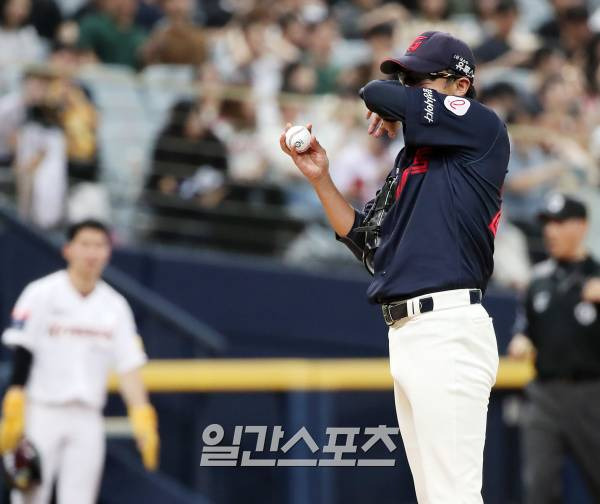 2023 KBO 프로야구 키움히어로즈와 롯데자이언츠의 경기가 9일 오후 서울 고척스카이돔에서 열렸다. 3회말 1사 1, 2루 송성문을 볼넷으로 내보내며 만루위기를 맞은 박세웅이 땀을 닦고 있다. 고척=김민규 기자 