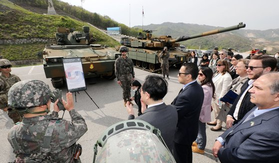 지난 5월 외교부가 경기도 포천에서 주최한 국산 무기 홍보 행사에서 각국 주한 외교단이 실전 배치된 국산 무기에 대한 설명을 듣는 모습. 뉴스1.