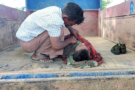 2022년 9월 미얀마 북부 사가잉 지역에 대한 군부의 공습으로 무너진 학교 건물에 어린 희생자가 누워있는 모습. AFP. 연합뉴스.
