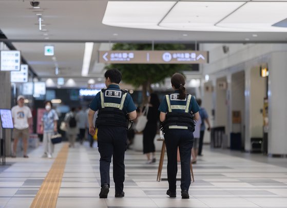 6일 오전 서울의 한 버스터미널에서 경찰관들이 순찰하고 있다. 뉴스1