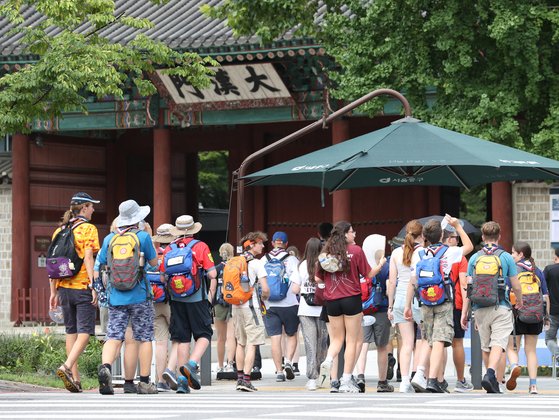 새만금 세계스카우트잼버리에 참가했던 영국 스카우트 대원들이 9일 오전 서울 중구 덕수궁으로 향하고 있다. 연합뉴스