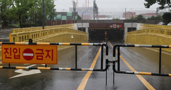 장마 기간이었던 지난달 16일 부산 동구 초량 제1지하차도 입구에 출입을 금지하는 차단봉이 설치돼 있다. 송봉근 기자