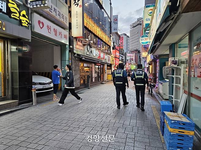 지난 8일 오후 서울 관악구 신림동 일대에서 경찰관들이 순찰을 돌고 있다. 김송이 기자