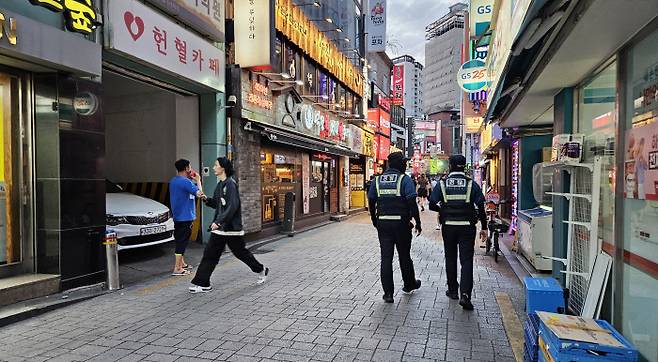 꼼꼼히 순찰 지난달 흉기난동 사건이 발생한 서울 관악구 신림동 일대에서 9일 경찰관들이 순찰활동을 벌이고 있다. 관악경찰서는 구청, 상인회 등과 이날 오후 8시부터 약 30분간 신림역 일대에서 합동순찰을 했다. 김송이 기자