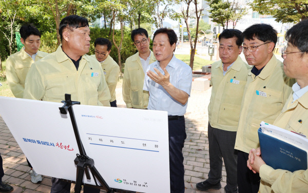 지난 8일 박완수 경남도지사가 태풍 ‘카눈’ 내습에 대비해 경남 창원시 의창구 명곡지하차도를 점검하고 있다. 경남도 제공