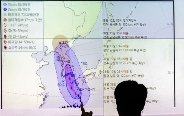 중앙재난안전대책본부 관계자가 9일 서울 종로구 정부서울청사 내 상황실에서 태풍 경로를 확인하고 있다. 연합뉴스